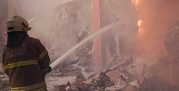 İzmir'de fabrikada yangın: 4 işçi yaralandı