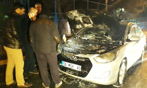 Ankara'da yanan otomobil alev topuna döndü