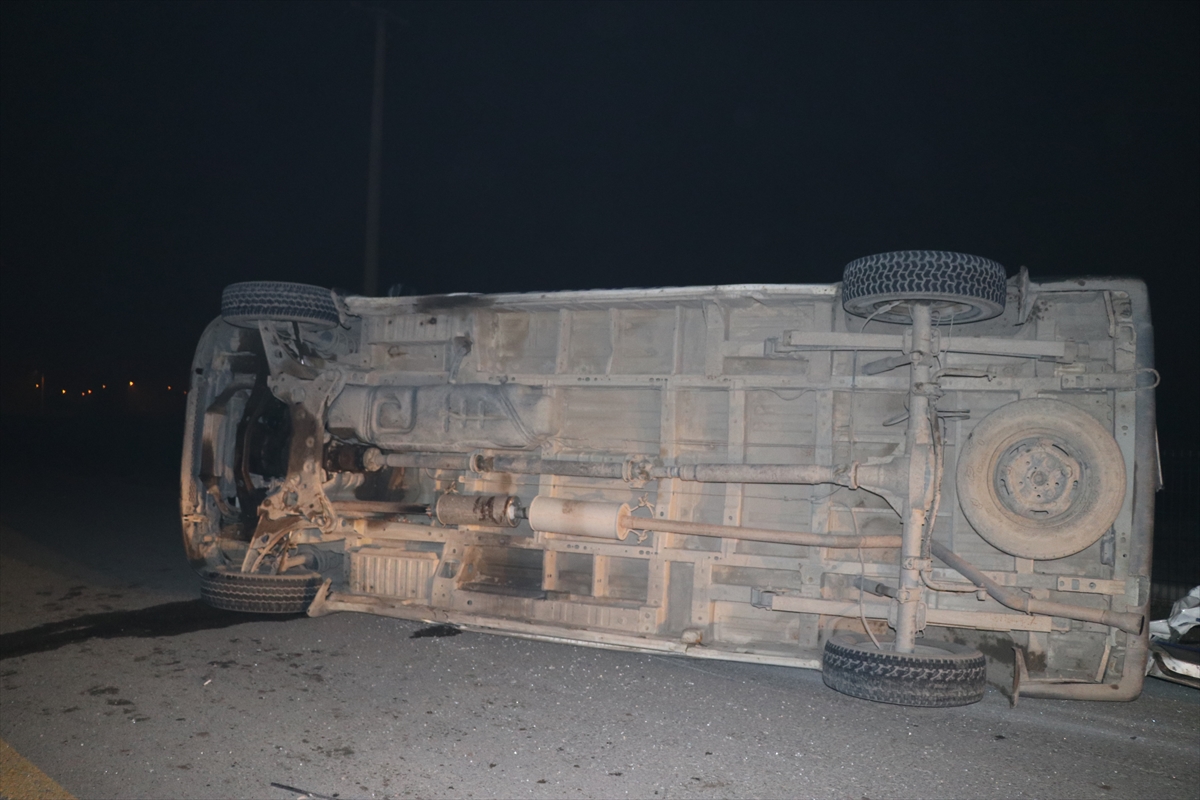 Iğır'da kaçak göçmen taşıyan minibüs devrildi: 26 yaralı