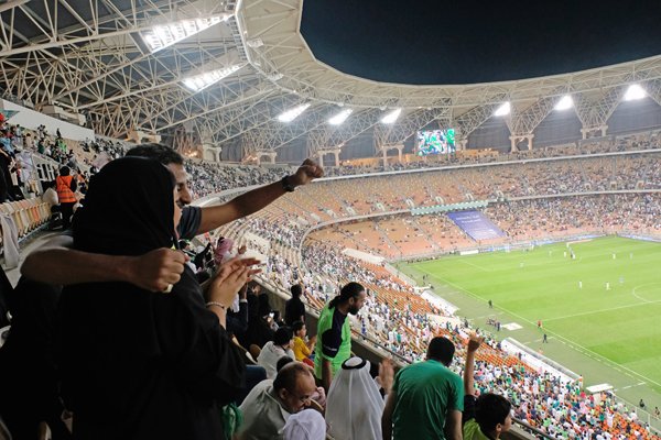 Ilımlı Suudi Arabistan'da kadınlar ilk kez stadyumlarda