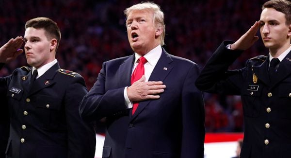 ABD ulusal marşını okurken zorlanan Trump'a tepki