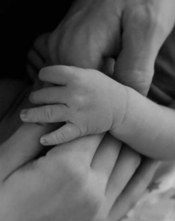 Azra Akın sosyal medyada oğlunun adını açıkladı