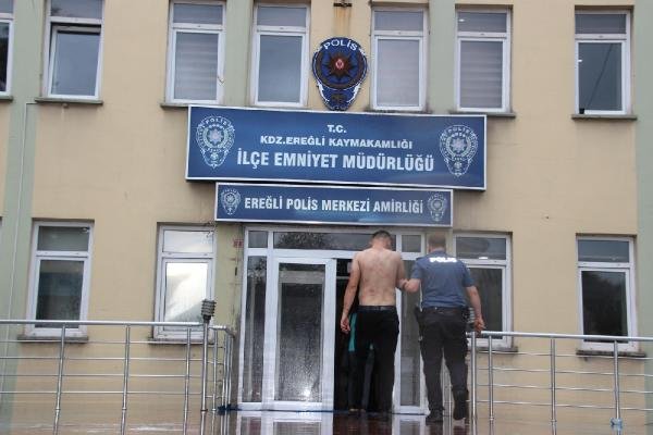 Evinde yarı çıplak yakaladığı kişi ile eşini dövdü