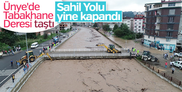 Karadeniz Sahil Yolu yine ulaşıma kapandı