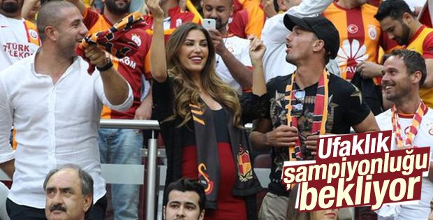 Hamile Yolanthe Cabau derbide Sneijder'ı yalnız bırakmadı