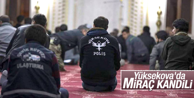 Asker ve polisler Yüksekova'da namaz kıldı