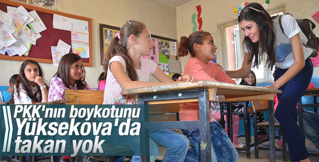 Yüksekova'da öğretmenler çiçeklerle karşılandı