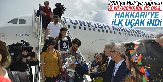 Yüksekova Havalimanı'nda ilk yolcu uçağı indi