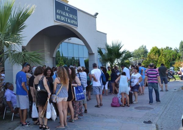 İzmir'den Yunanistan'a geçişlerde rekor kırıldı
