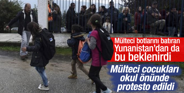 Yunanistan'da okula giden mülteci çocuklara protesto
