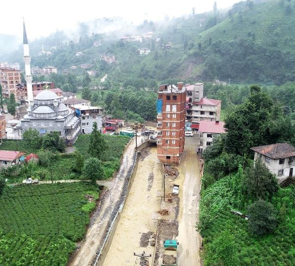 Dere yatağındaki 7 katlı apartmanın yıkımına başlandı