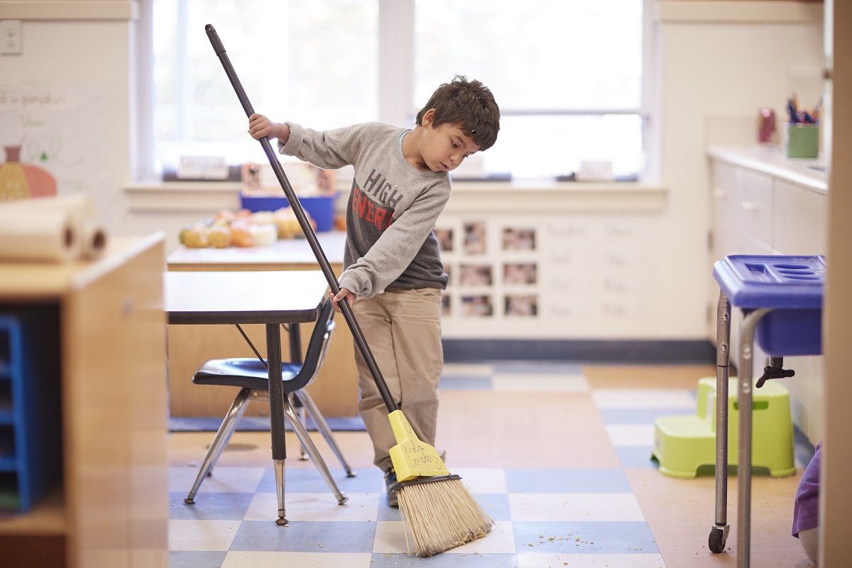 He cleans the room. Убираться в комнате. Подметать дом. Наводить порядок в комнате. Уборка в комнате для детей.