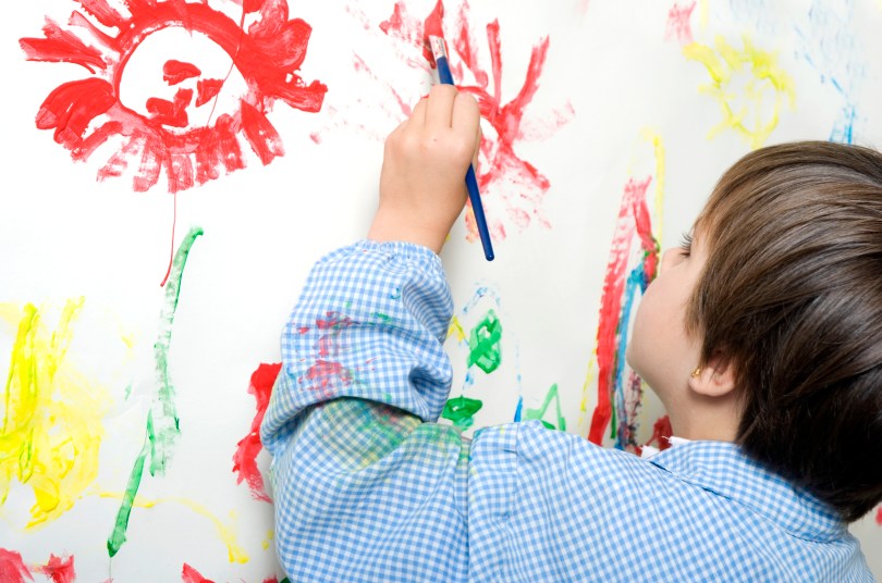 Kid paint. Франшиза детского рисования. Ребенок с картиной в руках. ЧБД картина на стене. Painter Kids.