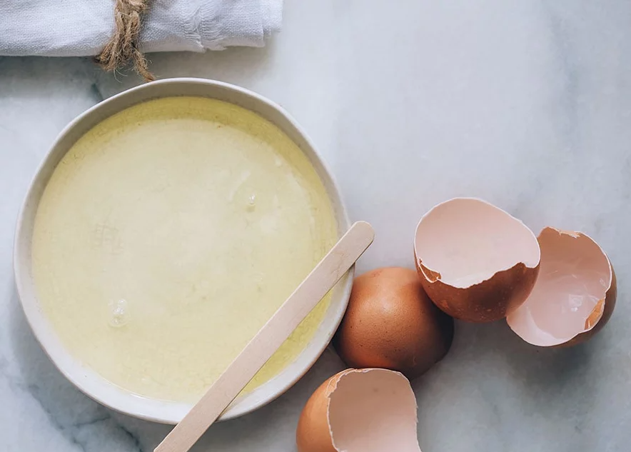 Маска белок мед. Яичный белок на коже. Яичные маски для кожи вокруг глаз. Маска для лица с яичным белком. Яичный белок для лица.