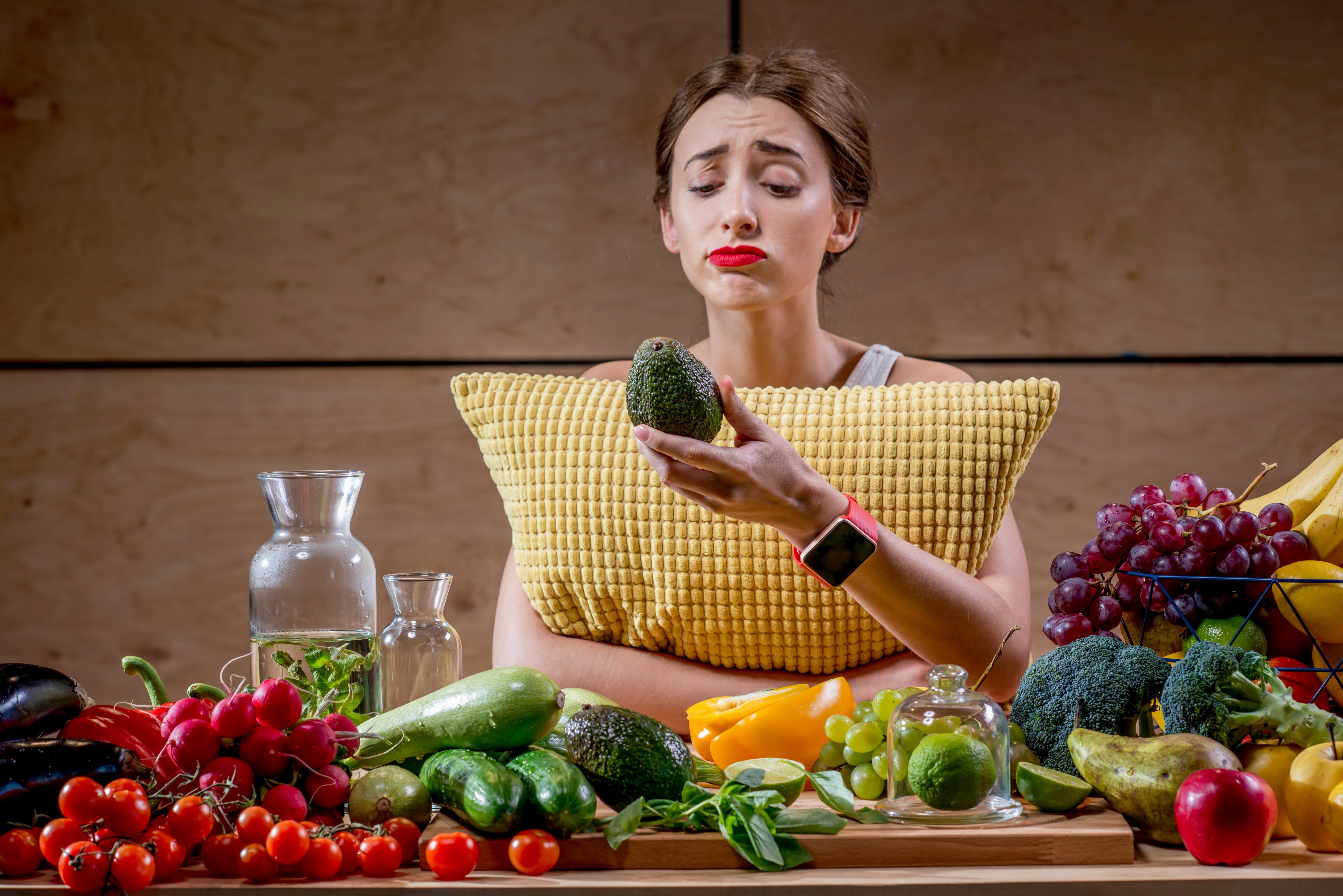 Woman eat man. Здоровое питание. Здоровое питание женщина. Мифы о здоровом питании. Девушка с едой.