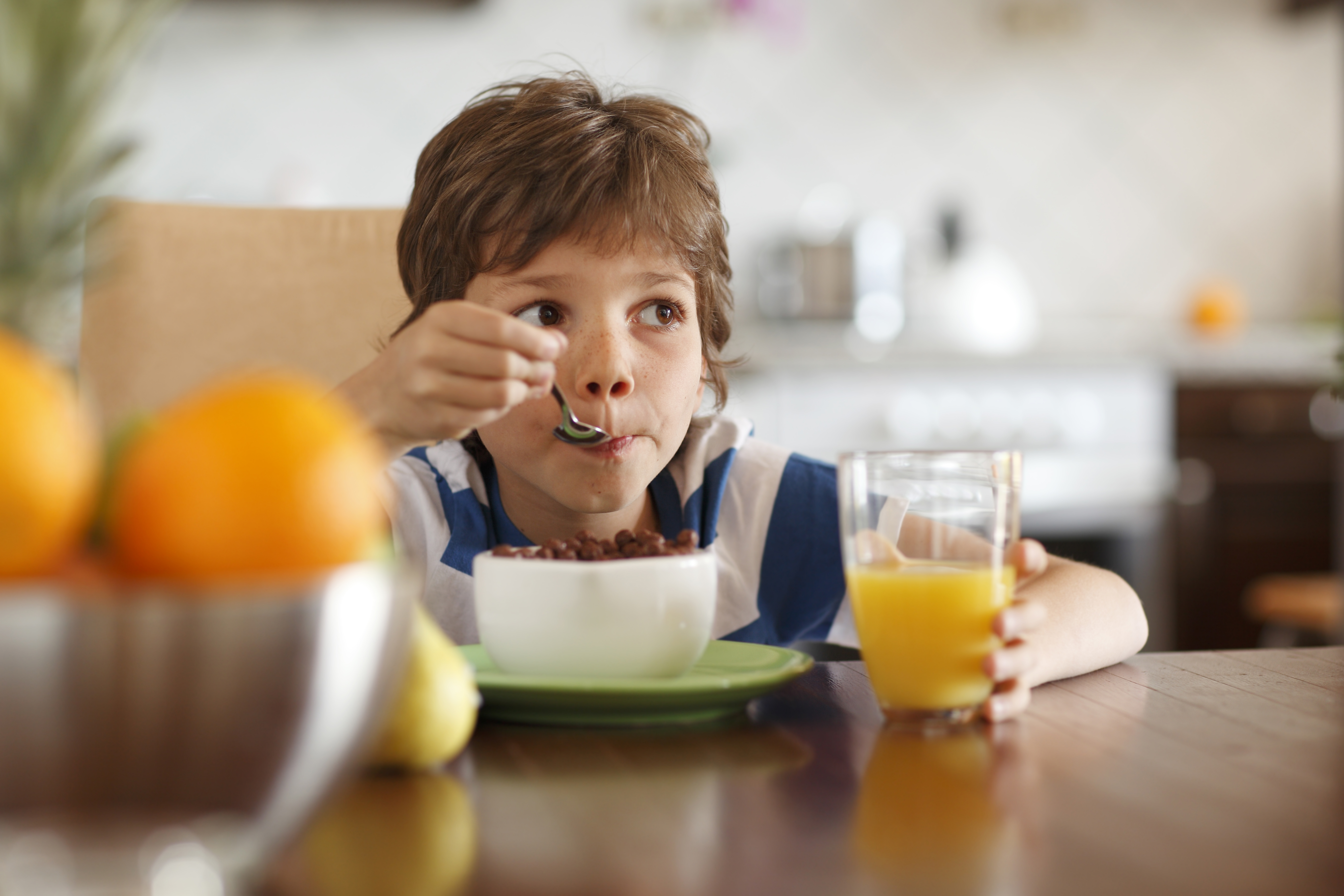 Позавтракать дети. Завтрак для детей. Ребенок завтракает. Мальчик завтракает. Завтрак школьника.