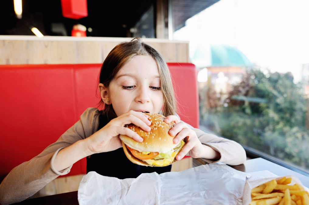 Ekran başında yemek yiyen çocuklarda obezite riski #2