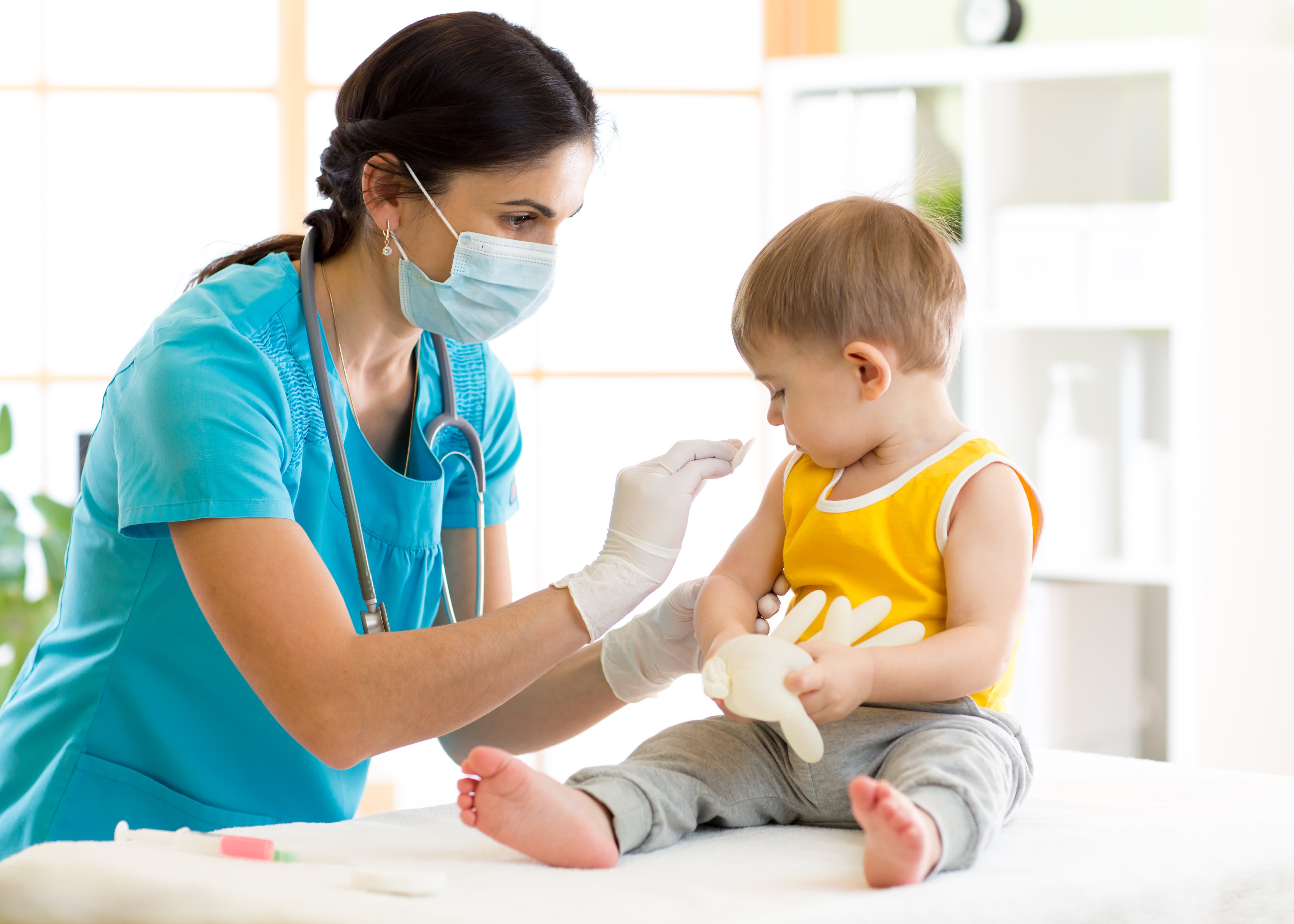 Медсестра вакциной. Вакцинация детей. Прививка детям. Иммунизация детей. Медсестра и ребенок.