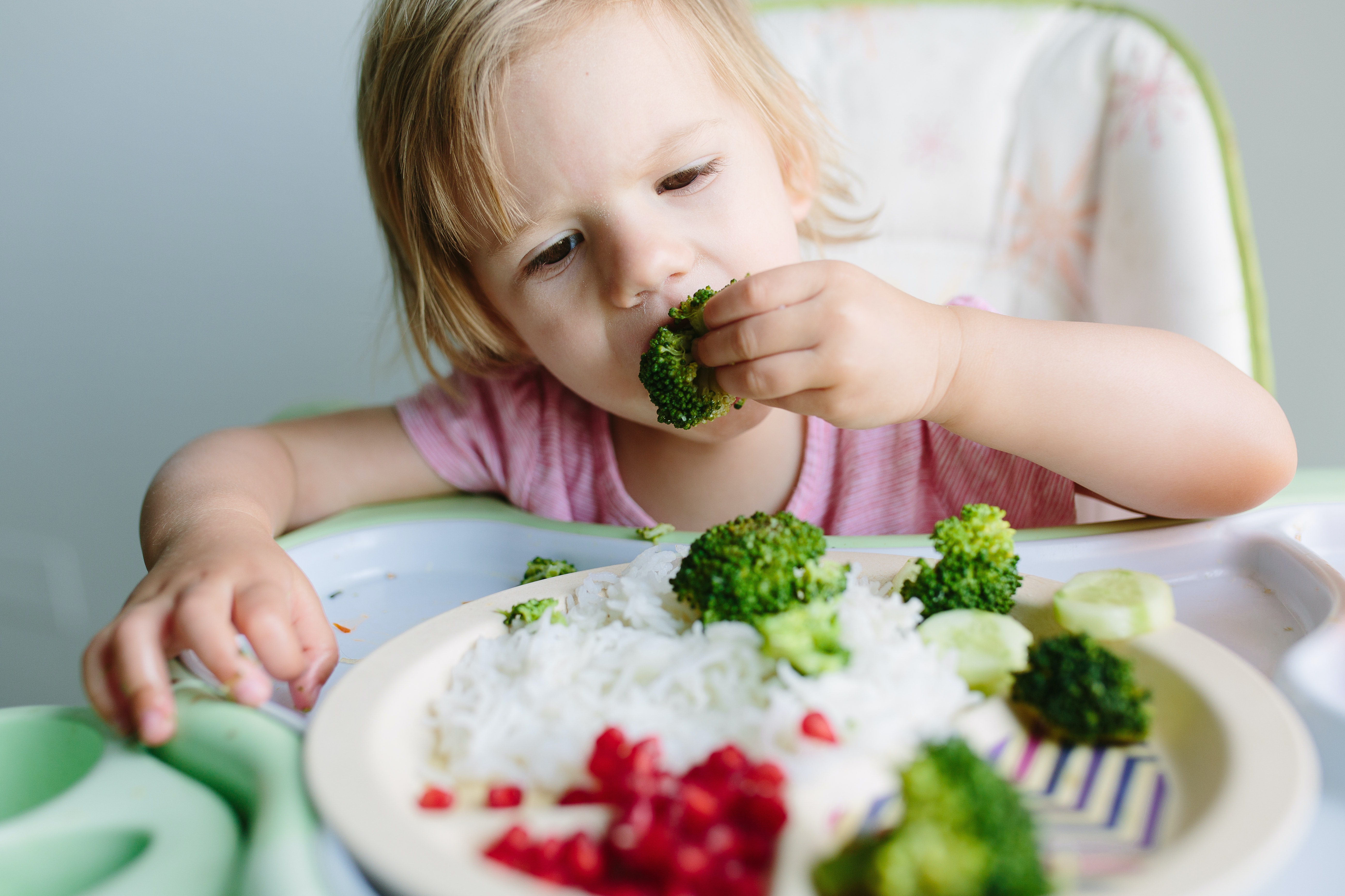 Ешьте вкусно и полезно. Еда для детей. Брокколи для детей. Ребенок ест брокколи. Питание детей.