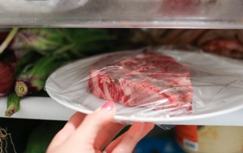 В холодильнике есть мясо. Морозильная камера для мяса. Холодильник для мяса.
