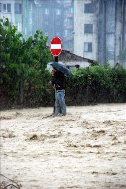 Sel Karadeniz'i vurdu