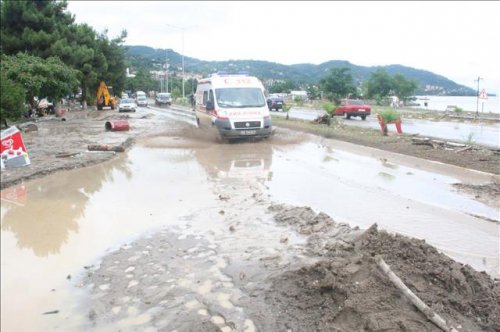 Sel Karadeniz'i vurdu