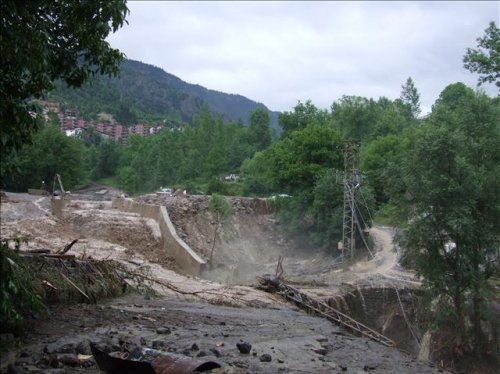 Sel Karadeniz'i vurdu