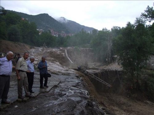 Sel Karadeniz'i vurdu