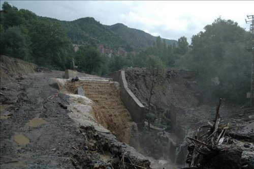 Sel Karadeniz'i vurdu