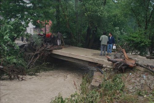 Sel Karadeniz'i vurdu