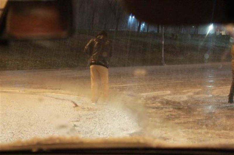 İstanbul'da yağan dolu Taksim'i beyaza bürüdü