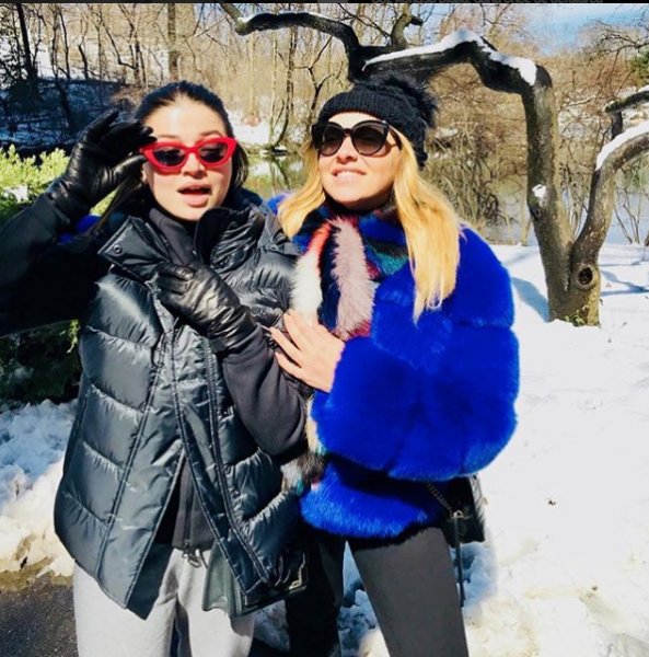 Almanya'da konser veren Hadise tek çizmeyle sahneye çıktı 