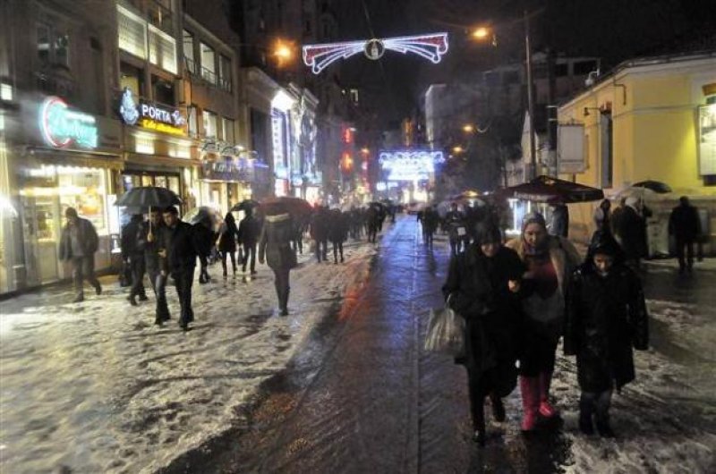 İstanbul'da yağan dolu Taksim'i beyaza bürüdü