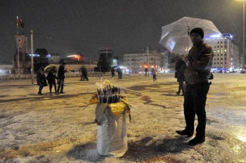 İstanbul'da yağan dolu Taksim'i beyaza bürüdü