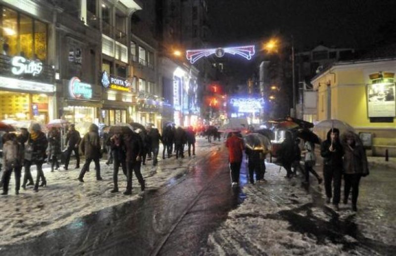 İstanbul'da yağan dolu Taksim'i beyaza bürüdü