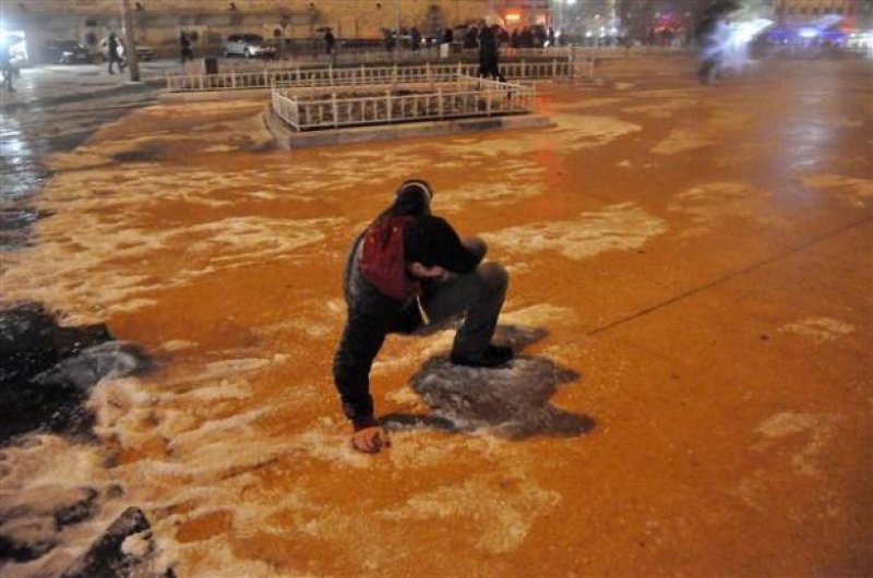 İstanbul'da yağan dolu Taksim'i beyaza bürüdü