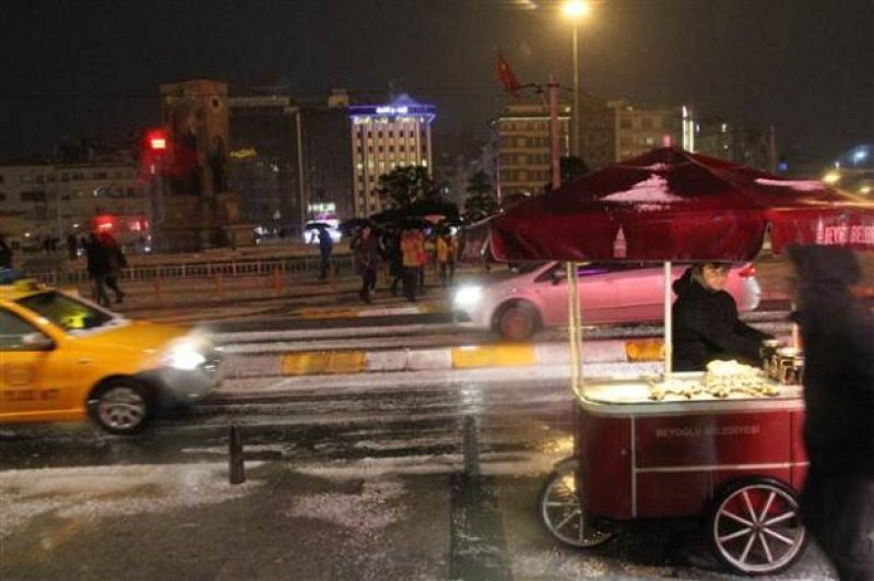 İstanbul'da yağan dolu Taksim'i beyaza bürüdü
