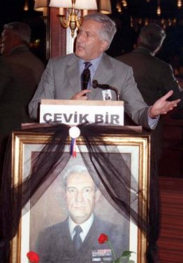 Kare kare Emekli Orgeneral Çevik Bir