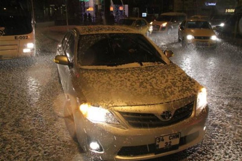 İstanbul'da yağan dolu Taksim'i beyaza bürüdü