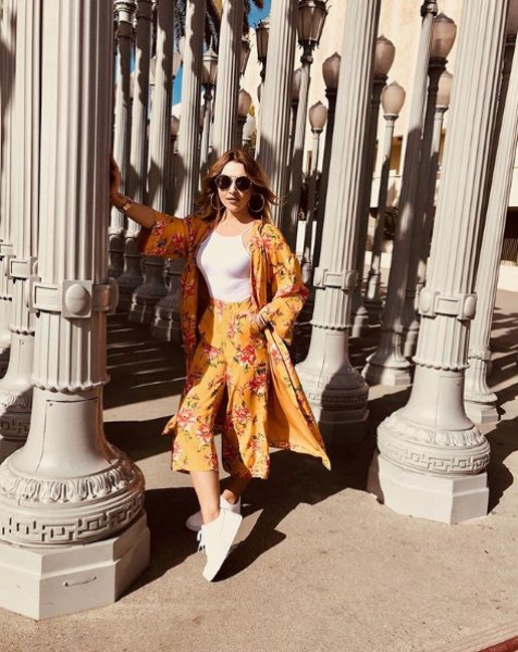 Almanya'da konser veren Hadise tek çizmeyle sahneye çıktı 