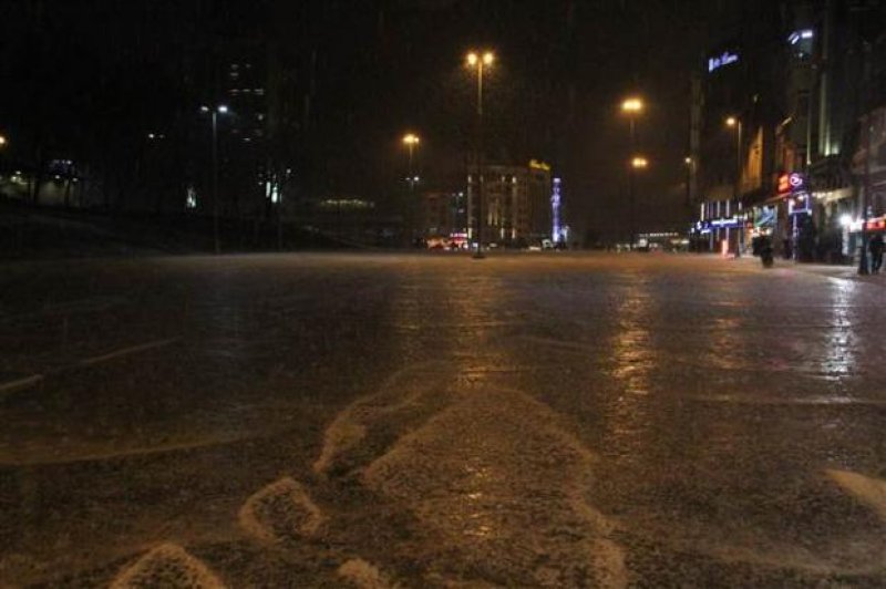 İstanbul'da yağan dolu Taksim'i beyaza bürüdü