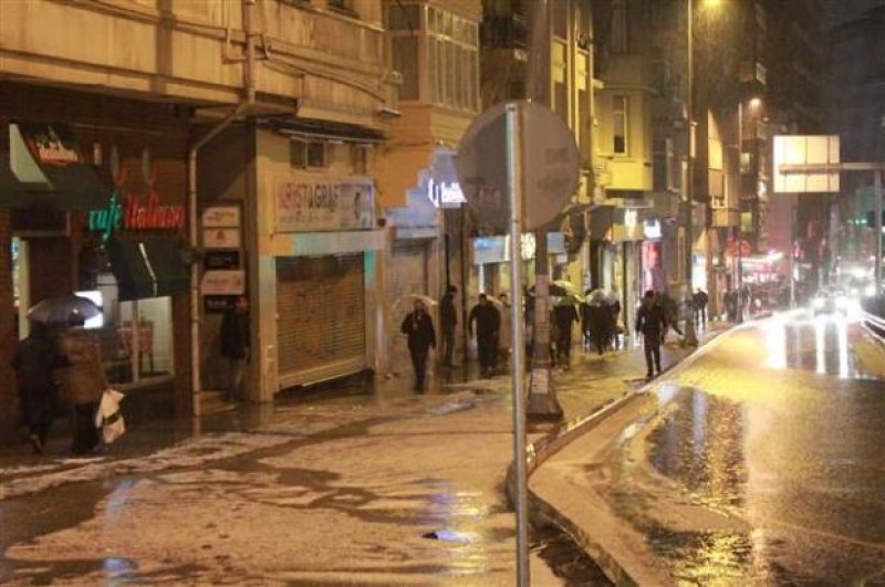 İstanbul'da yağan dolu Taksim'i beyaza bürüdü