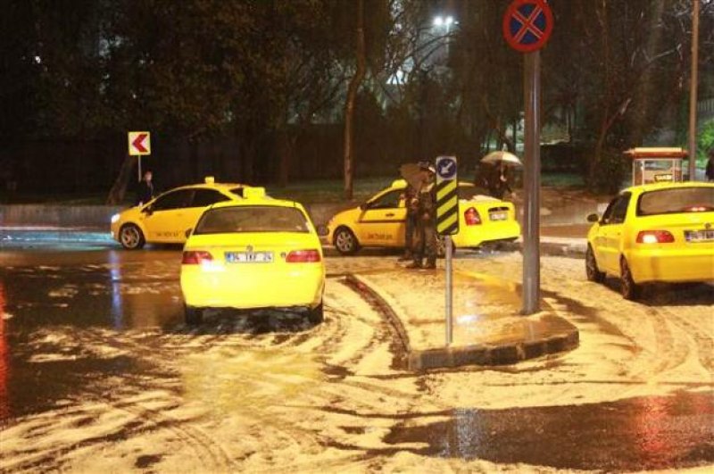 İstanbul'da yağan dolu Taksim'i beyaza bürüdü