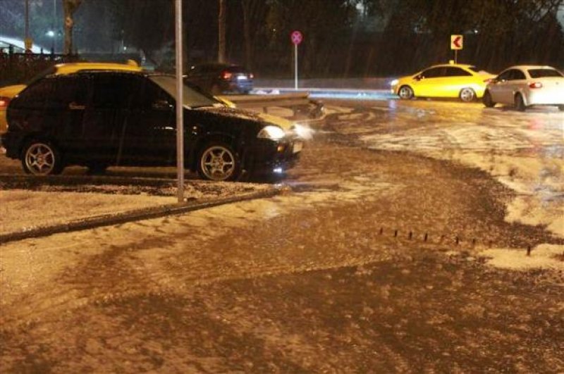 İstanbul'da yağan dolu Taksim'i beyaza bürüdü