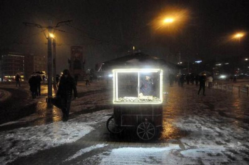 İstanbul'da yağan dolu Taksim'i beyaza bürüdü