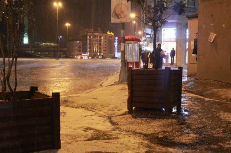 İstanbul'da yağan dolu Taksim'i beyaza bürüdü
