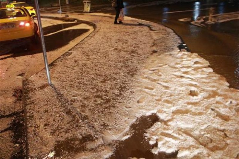 İstanbul'da yağan dolu Taksim'i beyaza bürüdü