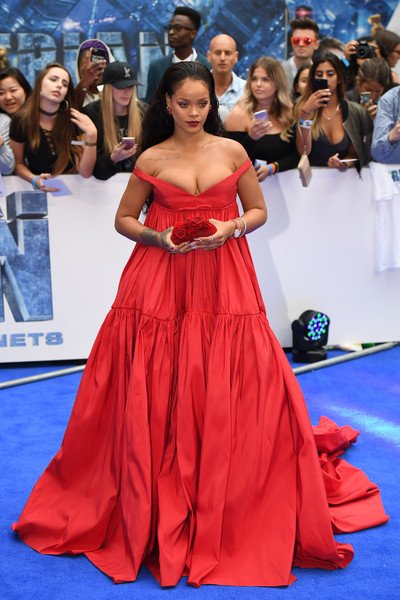 Rihanna'nın kırmızı halı elbiseleri - Magazin haberleri