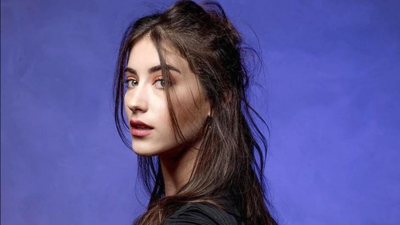 Hazal Kaya annesini yalnız bırakmadı 