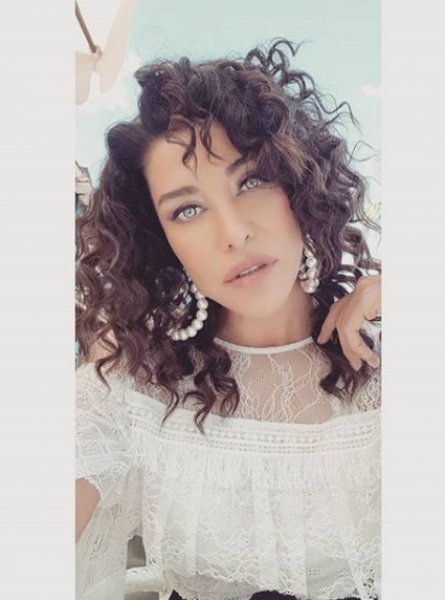 Deniz Akkaya 12 yıl aradan sonra yeniden podyumda